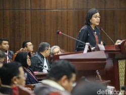 Blak-blakan Sri Mulyani soal Sumber Dana Bansos yang Dibagikan Jokowi ke Warga