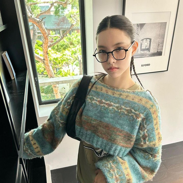 <p>Potret berikutnya menampilkan outfit kasual ala Yunah ILLIT yang memiliki tinggi badan 169 cm. Yunah tampil cantik dan manis dengan rambut <em>ponytail</em>-nya serta <em>eyeglasses</em> hitam. (Foto: Instagram @illit_official)</p>