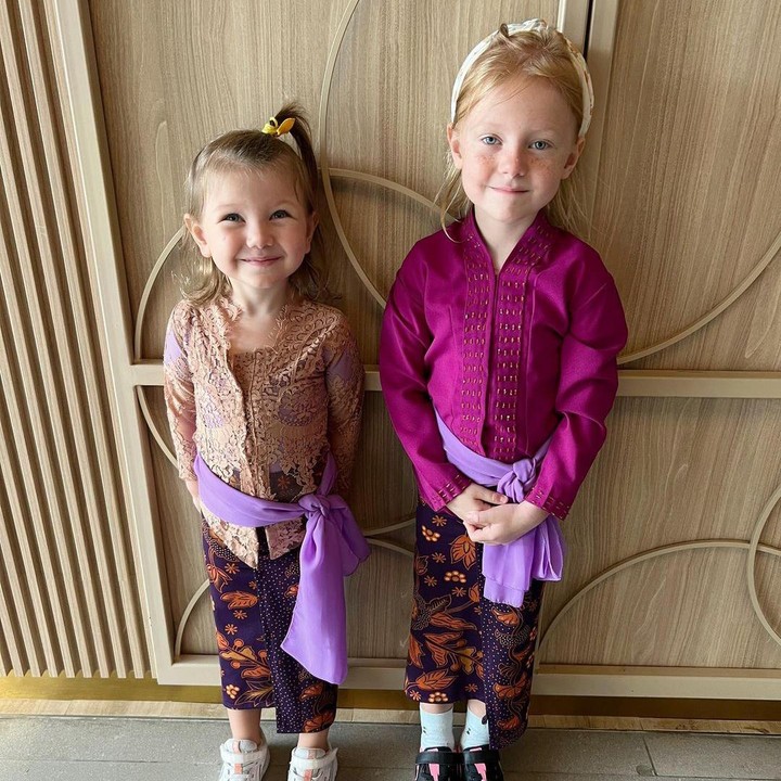 <p>Banyak netizen yang salah fokus dengan dua anak bule Marissa nih, Bunda. Tidak sedikit yang mengatakan keduanya memiliki wajah cantik bak Barbie dan mata biru yang menawan. (Foto: Instagram: @marissaln)</p>
