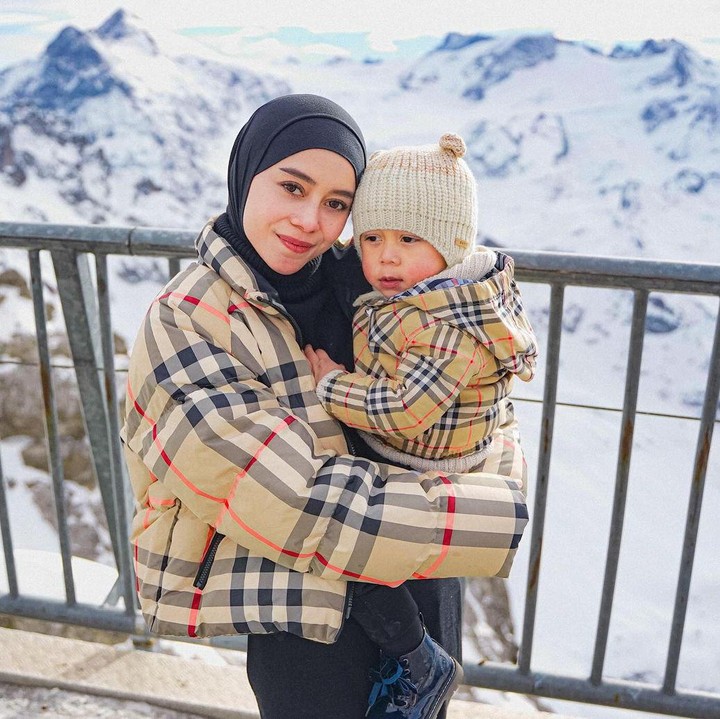 <p>"Ganti nama sebenarnya sudah lama. Instagram-nya juga sudah adanya sudah lama. Cuma sebenarnya aku sih, Papa-nya yang keukeuh harus ada Instagram buat dokumentasi atau kenang-kenangan. Proses terhadap pertumbuhan Abang. Jadi aku pikir ya sudah. Bikin saja, tadinya aku enggak mau," ungkap Lesti ketika ditemui di daerah Jakarta Selatan, mengutip dari laman <em>DetikHot</em>. (Foto: Instagram: @levianbillar)</p>