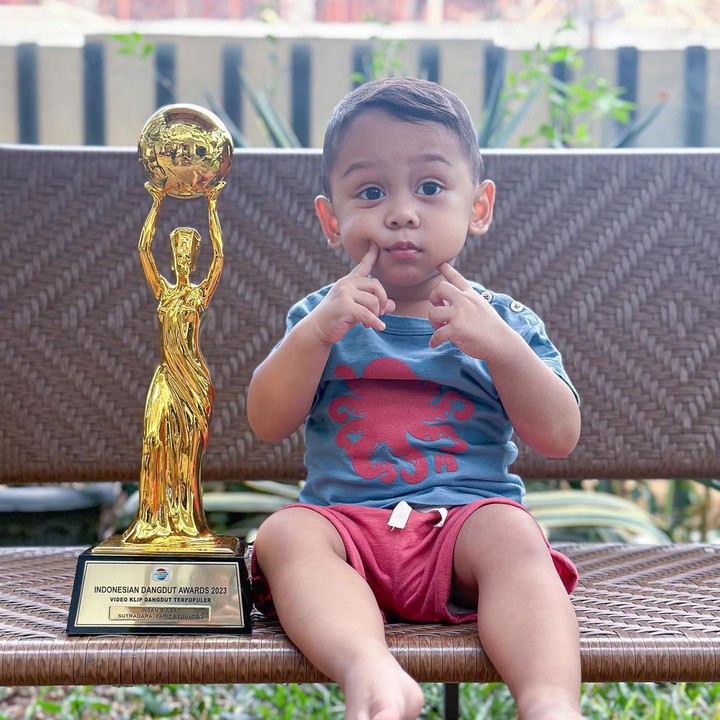 <p>Levian berarti seorang anak yang besar, bertanggung jawab, dan bijaksana. Hal ini diungkap langsung oleh Rizky Billar. "Levian itu secara numerologi salah satunya berarti seorang anak yang besar, amiin ya. Orang yang bertanggung jawab dengan tanggung jawab yang diemban, orang-orang yang kuat, bijaksana, bisa merangkul banyak orang. Mudah-mudahan itu jadi doa dan harapan kita sebagai orang tua," tuturnya. (Foto: Instagram: @rizkybillar)</p>