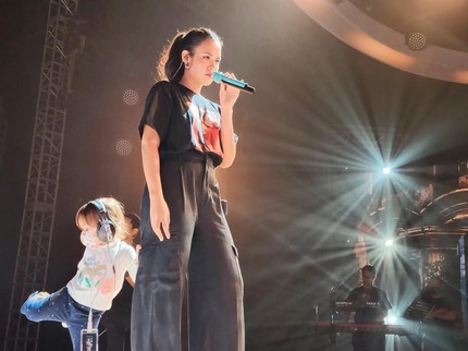 5 Potret Momen Raisa Bareng Putrinya, Naik Sepeda hingga Temani Kerja