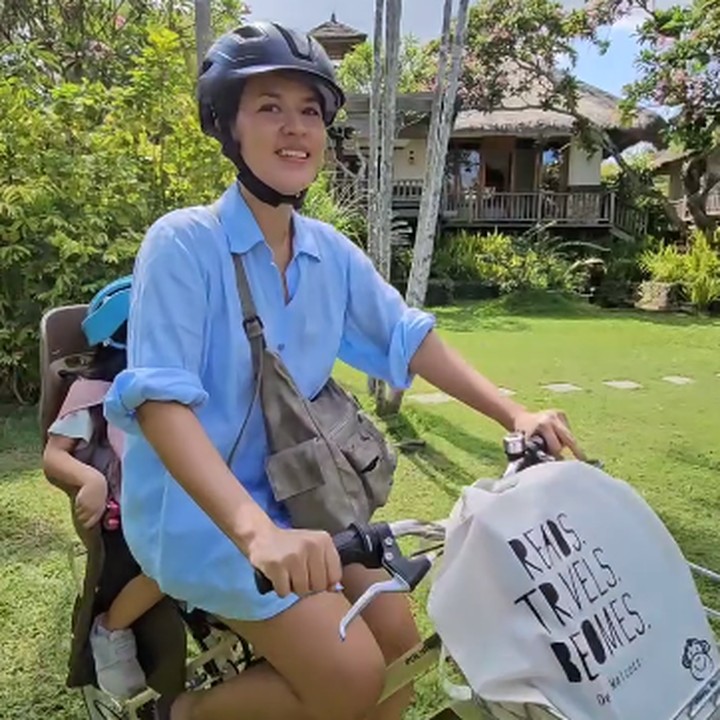 <p>Pada sebuah unggahan, terlihat Raisa membonceng Zalina menggunakan sepeda mengelilingi taman. Keduanya terlihat sangat bahagia, Bunda. "Saya mendapatkan kursi barisan depan untuk (melihat) hal yang mengesankan setiap hari. Kami mencintaimu, Ibu," tulis Hamish dengan menggunakan Bahasa Inggris untuk momen unggahannya. (Foto: Instagram: @hamishdw)</p>