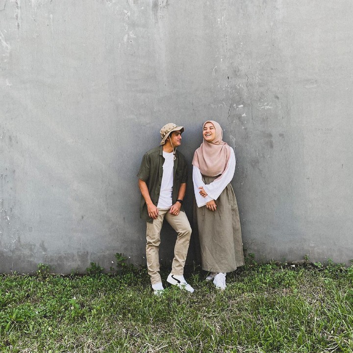 <p>Nuansa <em>cottage-core</em> juga ditampilkan oleh pasangan ini dengan padu padan busana berwarna bumi, seperti<em> moss green</em> hingga <em>beige.</em> Keduanya terlihat memamerkan senyum mesra, nih. (Foto: Instagram @rickyharun)</p>