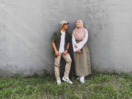 Kompak! 5 Potret Outfit Couple Ricky Harun dan Sang Istri Herfiza Novianti