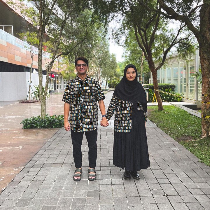 <p>Busana motif juga ditampilkan dengan kompak oleh Ricky dan Herfiza. Mereka memakai kemeja motif dengan bawahan berwarna hitam polos. Keduanya terlihat saling menggengam tangan satu sama lain. (Foto: Instagram @rickyharun)</p>