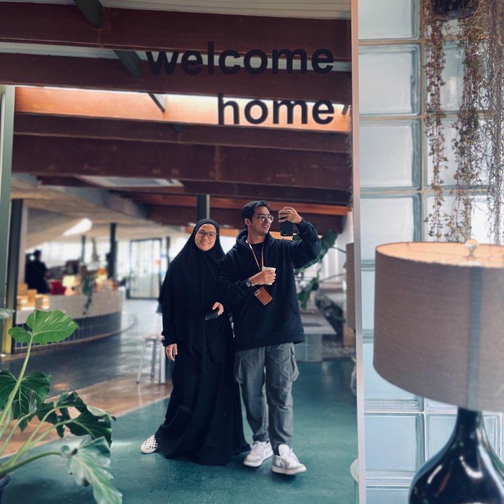 <p>Busana serba hitam seperti yang dikenakan oleh Ricky dan Herfiza memberi kesan kasual dan membuat mereka terlihat lebih muda, ya? Herfiza memakai setelan gamis, sedangkan Ricky mengenakan <em>hoodie</em> dan celana <em>cargo.</em> (Foto: Instagram @rickyharun)</p>