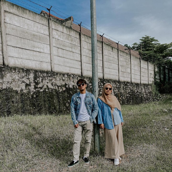 <p>Menikah sejak 2013, Ricky Harun dan Herfiza Novianti selalu tampil kompak. Salah satu yang sering mereka lakukan adalah mengenakan busana <em>couple.</em> Seperti pada foto di atas, mereka tampil <em>trendy</em> mengenakan jaket dan kemeja denim. (Foto: Instagram @rickyharun)</p>