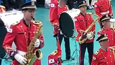 Penampilan Terbaru RM BTS Saat Jadi Petugas Marching Band Militer Bikin Khawatir