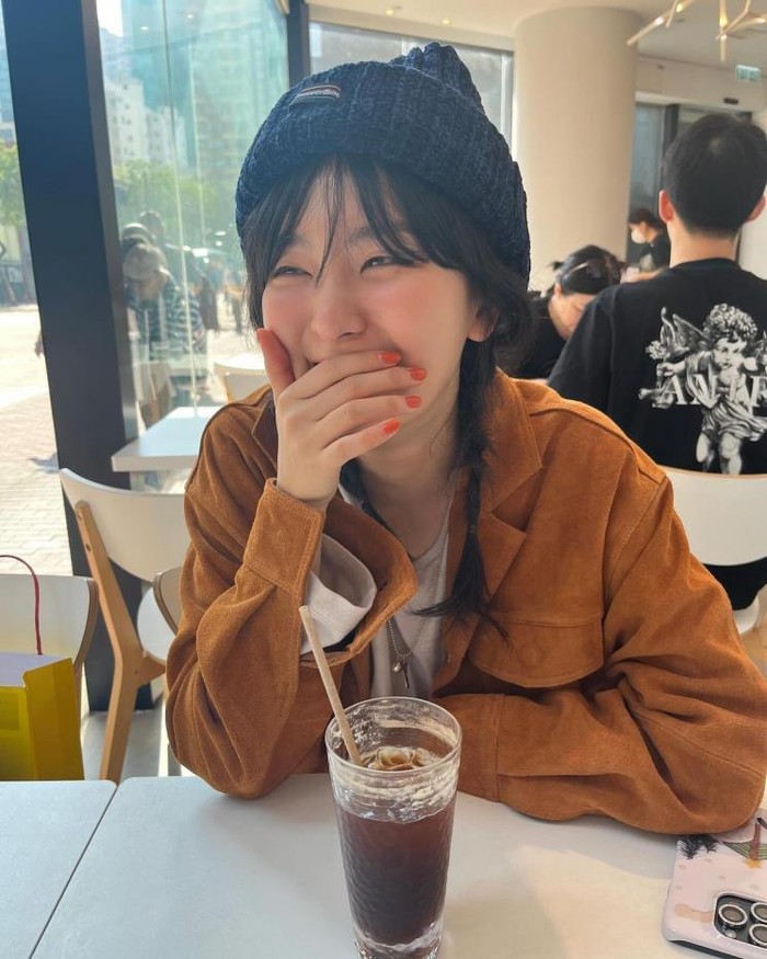 Seulgi menarik perhatian dengan nail art berwarna oranye terang yang mencolok. Warnanya yang cerah cocok sebagai styling point yang menunjukkan keberanian dan kreativitasnya yang unik./ Foto: Elle.co.kr