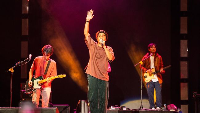 Venue konser Sheila on 7 Tunggu Aku di Bandung resmi ditetapkan di Stadion Si Jalak Harupat setelah polemik izin Stadion Gelora Bandung Lautan Api (GBLA).