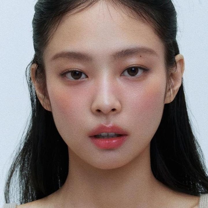 <p><em>Soft glam makeup</em> adalah riasan yang berfokus pada pembauran warna yang natural serta tidak memperlihatkan garis yang terlalu kasar di wajah. Seperti <em>soft glam makeup</em> ala Jennie BLACKPINK yang satu ini. (Foto: Instagram @jennierubyjane)</p>