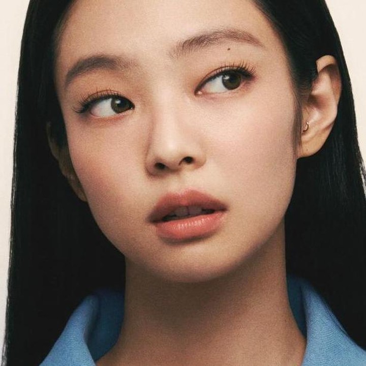 <p><em>Soft glam makeup</em> ala Jennie yang satu ini mudah untuk ditiru. Bunda bisa gunakan <em>eyeshadow</em> berwarna nude dan menekankan poin pada bulu mata dengan maskara, serta warna lipstik yang serupa dengan <em>eyeshadow</em>. (Foto: Instagram @jennierubyjane)</p>