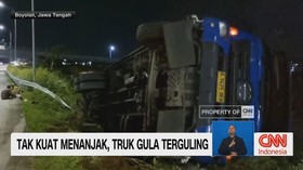 VIDEO: Tak Kuat Menanjak, Truk Gula Terguling