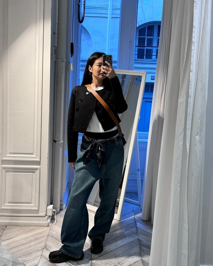 Tampilan Jennie tidak pernah ketinggalan menjadi tren. Ia dengan unik memadukan celana denim oversized dengan syal sutra yang dijadikan ikat pinggang. Sempurna untuk gaya casual dan street wear yang chic./ Foto: Elle.co.kr