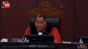 VIDEO: Momen Hakim MK Sebut Kurang Elok Panggil Presiden ke Sidang