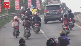 VIDEO: Pemudik Terus Motor Padati Pantura Karawang