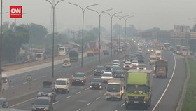 VIDEO: Momen Kendaraaa Pemudik Padati Tol Cikampek Jumat Pagi