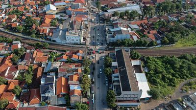 Sejumlah kendaraan melintas di jalur pantura persimpangan rel kereta api KH Mansyur, Pekalongan, Jawa Tengah, Kamis (4/4/2024).