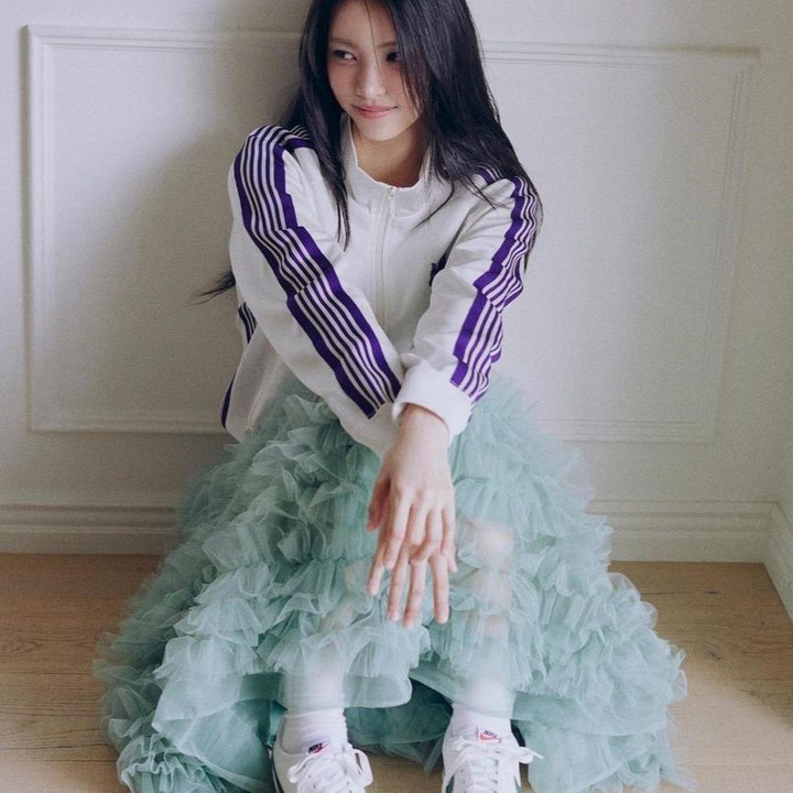 <p>Yang terakhir, ada Yunah yang menampilkan <em>style</em> feminin dengan sweater putih bercorak garis berwarna <em>navy</em> berpadu dengan <em>ruffle tulle skirt</em> berwarna pastel blue yang menggemaskan. (Foto: Instagram @illit_official)</p>