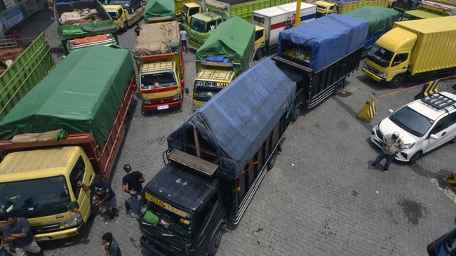 Sejumlah pengurus truk menutup jalan lintas Sumatera menuju pintu masuk Pelabuhan Bakauheni lantaran menolak patokan baru nan dibuat ASDP.