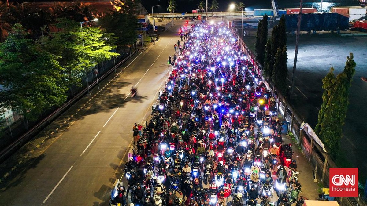 FOTO: Antrean Capai 1 KM, Pemudik Motor Tertahan 3 Jam di Ciwandan