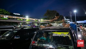 FOTO: Kendaraan Pemudik Menumpuk, Pelabuhan Merak Macet Total