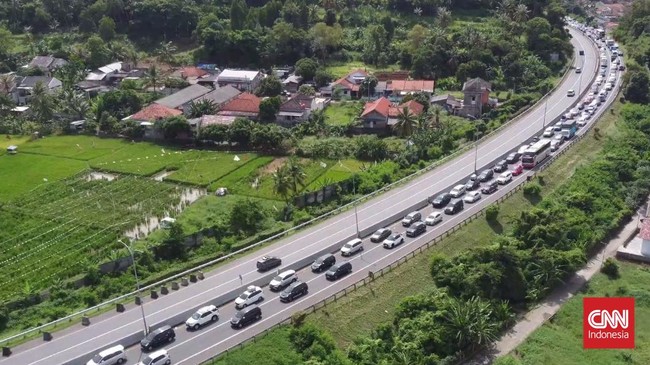 Kepadatan masih terjadi di Pelabuhan Merak dan antrean kendaraan menjalar hingga ke jalan tol KM 90.