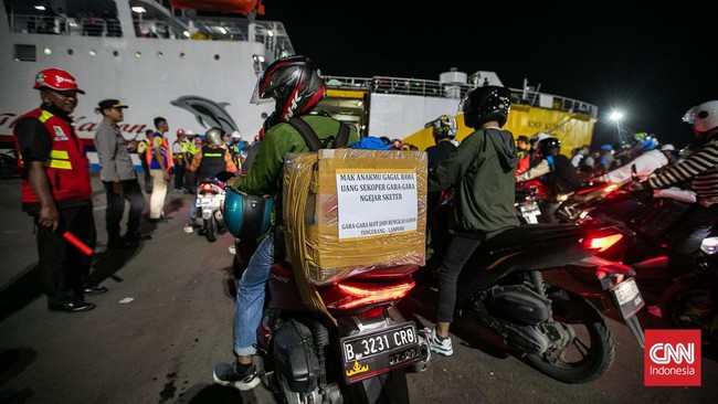 Pemandangan sepeda motor yang 'membengkak', jadi pemandangan jamak di sepanjang jalur arteri Jalan Lintas Sumatera (Jalinsum).