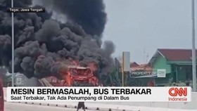 VIDEO: Bus Terbakar Saat Diderek Keluar Tol Adiwerna Tegal