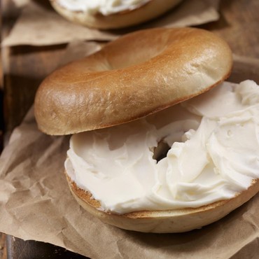 Resep Roti Bagel Halal Pakai 2 Bahan Aja, Super Simpel