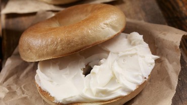 img-title Resep Roti Bagel Halal Pakai 2 Bahan Aja, Super Simpel