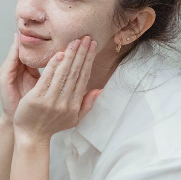 Ilustrasi mencuci muka/Foto: Pexels/Miriam Alonso