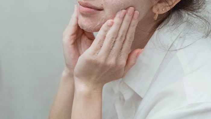 Hati-Hati! Ini 5 Kebiasaan Buruk Saat Mencuci Muka yang Justru Bikin Kulit Iritasi