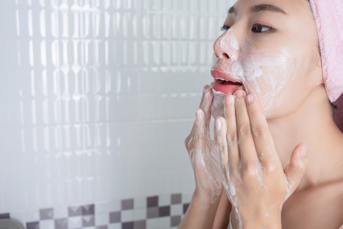Tidur dengan riasan tidak hanya dapat menyumbat pori-pori dan menjebak kotoran di bawah kulit, tetapi juga menghambat proses perbaikan kulit semalaman. Gunakan pembersih lembut atau micellar water untuk menghilangkan riasan.