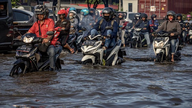 Banjir di Pantura Semarang Lumpuhkan Mudik Pemotor, Mogok Berjamaah