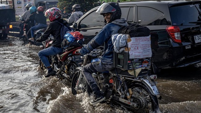 Banjir menerjang jalur Pantura di wilayah Situbondo, Jatim, Rabu (5/2), memicu macet parah arus lalu lintas arah Surabaya menuju Banyuwangi dan sebaliknya.