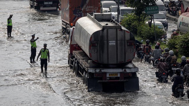 FOTO: Banjir Rendam Jalur Utama Mudik di Pantura Semarang