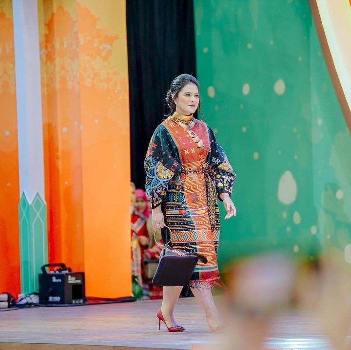 <p>Putri Presiden RI, Kahiyang Ayu, menikah dengan Bobby Nasution pada tahun 2017. Dari pernikahan ini, keduanya pun dikaruniai 3 orang anak. Setelah beberapa waktu berlalu, kini penampilan Kahiyang Ayu terlihat manglingi. (Foto: Instagram: @ayanggkahiyang)</p>