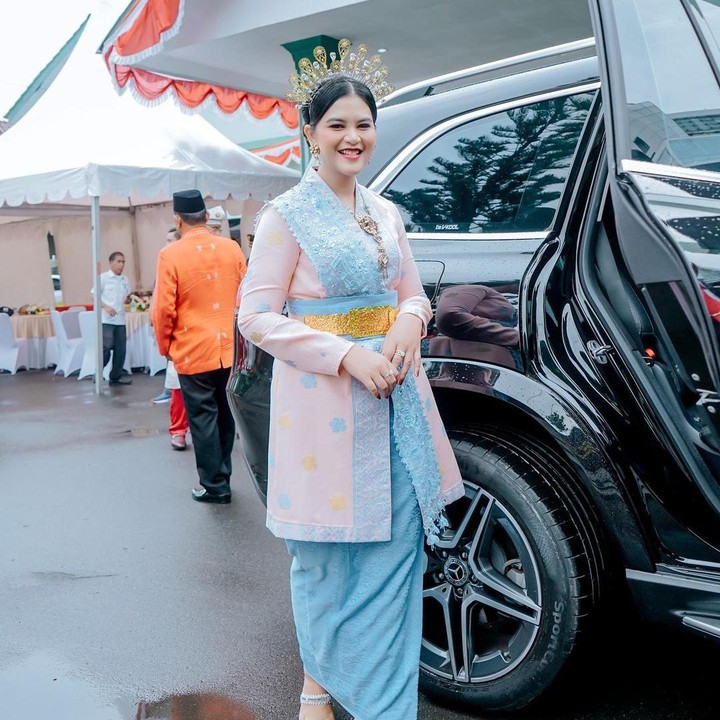 <p>Dalam unggahan yang dilihat dari akun Instagram pribadinya, Kahiyang tampil dengan lebih percaya diri, Bunda. Keanggunannya juga semakin terpancar kala mengenakan kebaya maupun pakaian khas daerah lainnya. (Foto: Instagram: @ayanggkahiyang)</p>