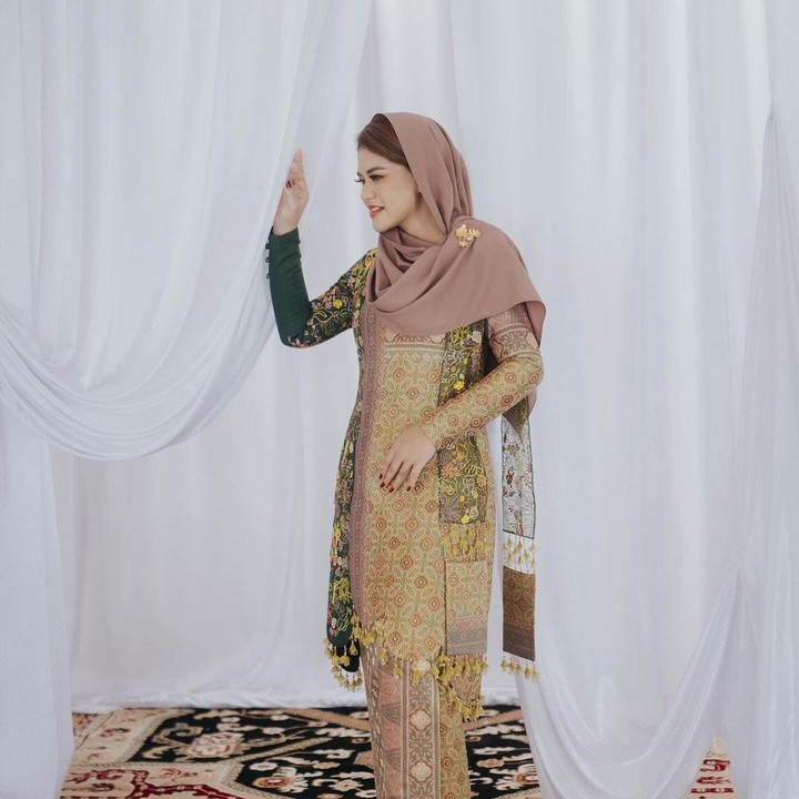 <p>"Ramadhan kali ini terasa seperti motif songket bungo cino yang aku pakai ini, yang memiliki makna keragaman, kedamaian, dan keindahan. Semangat menjalani minggu terakhir Ramadhan, ya," tulis Kahiyang seraya menyisipkan emotikon tanda cinta. (Foto: Instagram: @ayanggkahiyang)</p>