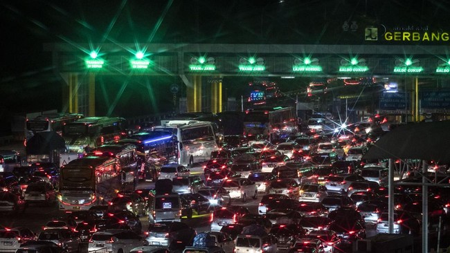 Pemudik di Jalan Tol Pilih Waktu Malam untuk Mengurangi Kemacetan Siang