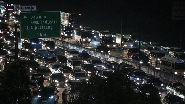 Lonjakan Arus Mudik Diprakirakan Mengguyur Jalan Tol Cikampek Sore Ini