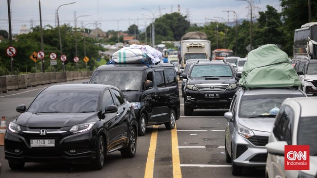 Kemacetan panjang kendaraan pemudik menuju Pelabuhan Merak, Banten, masih terjadi sampai ke dalam Tol Tangerang-Merak KM 92, pada Sabtu (6/4) malam.
