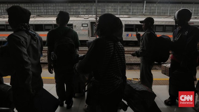 FOTO: Kepadatan Stasiun Pasar Senen pada H-4 Lebaran