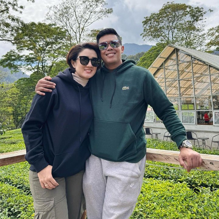 <p>"<em>You will always be my Saturdate</em>," ungkap Melly Mono dalam sebuah unggahan yang memperlihatkan sang suami merangkul dirinya. (Foto: Instagram: @melly_mono)</p>