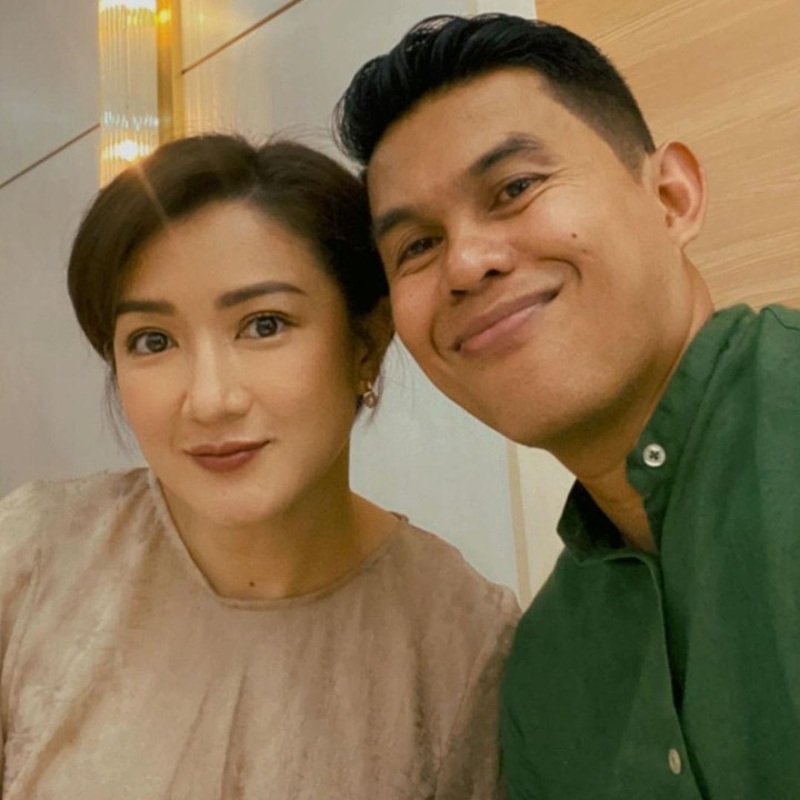 <p>Kemesraan Melly bersama sang suami juga membuat netizen iri nih, Bunda. "Ngiri, semoga sehat selalu, ya," tutur seorang netizen. (Foto: Instagram: @melly_mono)</p>