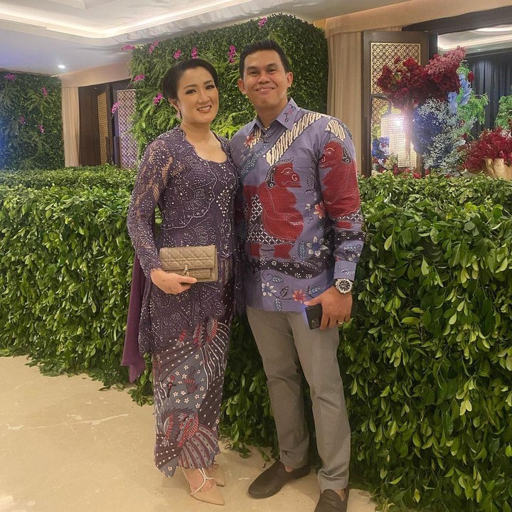 <p>Jika menilik dari setiap unggahannya, Melly Mono dan suami sangat bucin, lho. Mereka sering menuliskan caption yang romantis. (Foto: Instagram: @melly_mono)</p>