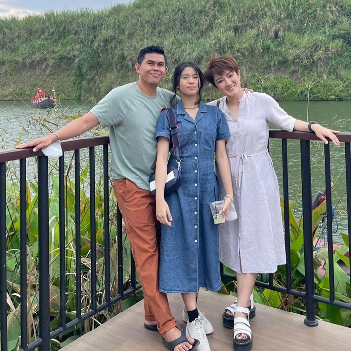 <p>Penyanyi cantik Melly Mono menikah dengan Firmansyah pada tahun 2002, Bunda. Dari pernikahan ini, keduanya pun dikaruniai seorang putri cantik bernama Radinka Mikayla Firmansyah. (Foto: Instagram: @melly_mono)</p>