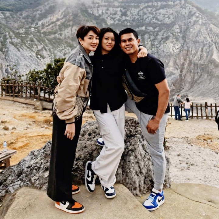 <p>Melihat dari laman Instagram-nya, Melly Mono kerap mengunggah momen kebersamaannya dengan sang suami. Keduanya pun terlihat sangat mesra dan kompak meski sudah 12 tahun menikah. (Foto: Instagram: @melly_mono)</p>